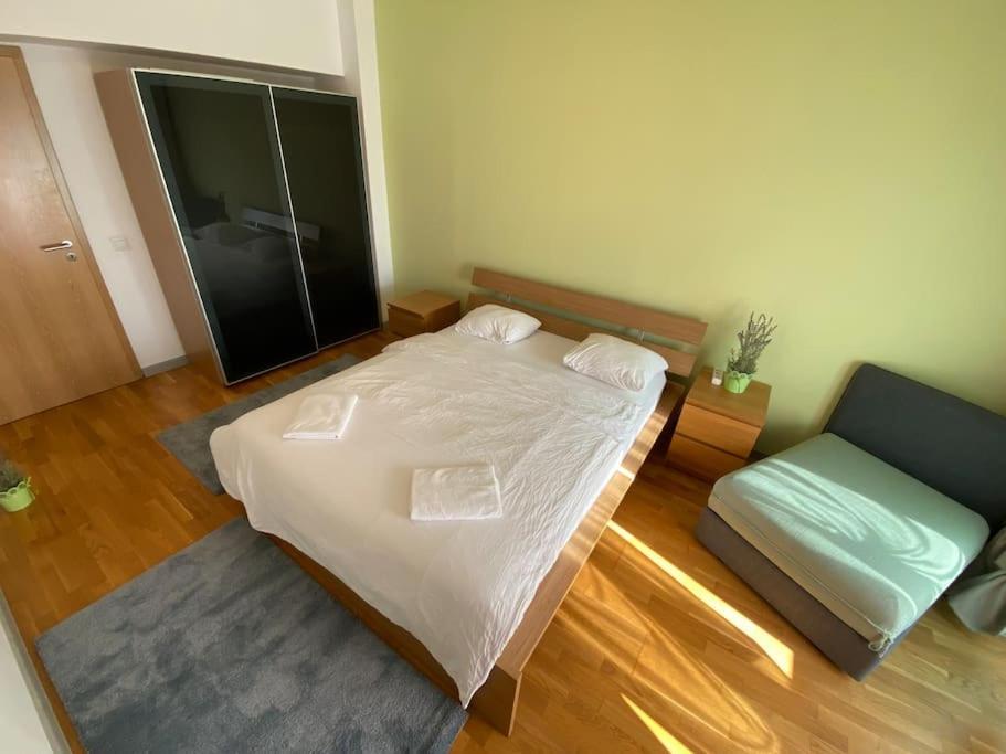 Green Apartment 214 With Private Parking Бухарест Экстерьер фото
